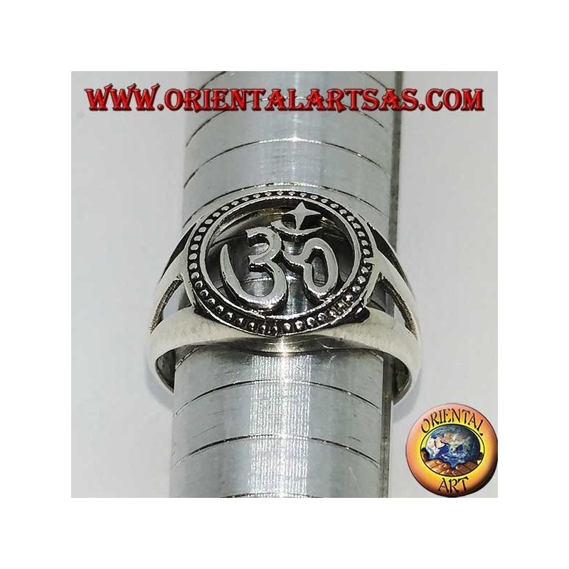 Silberring mit Aum oder Om geschnitztem (ॐ) heiligem Buchstaben des Hinduismus