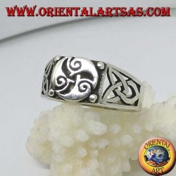 Anillo de plata con triskele de tres espirales y nudos de Tyrone a los lados