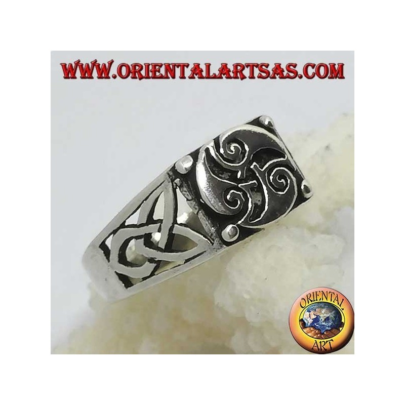 Anillo de plata con triskele de tres espirales y nudos de Tyrone a los lados