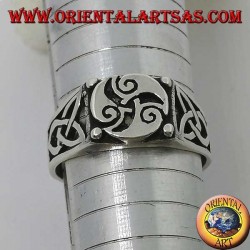 Bague en argent avec trois spirales en triskèle et nœuds Tyrone sur les côtés