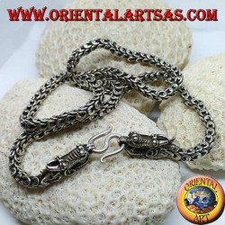 Collar de plata, dragón, dos cabezas de dragón con una camisa de malla.