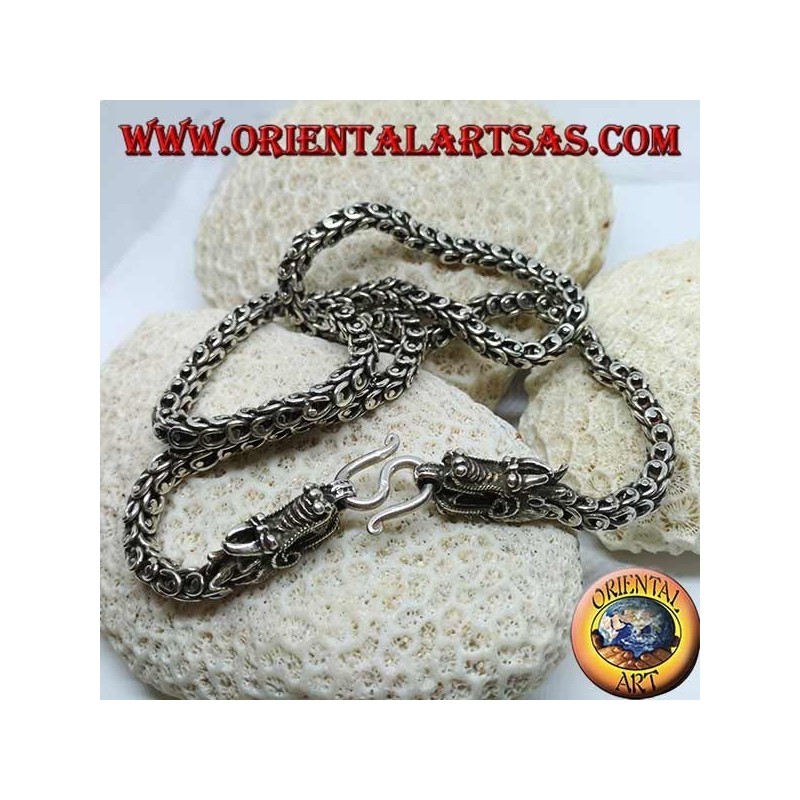 Collar de plata, dragón, dos cabezas de dragón con una camisa de malla.