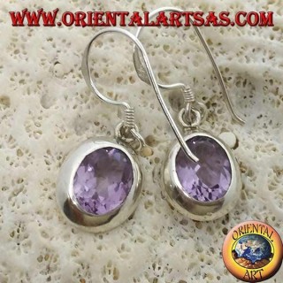 Boucles d'oreilles en argent avec améthyste ovale à facettes naturelle sur un bord lisse