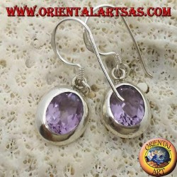 Boucles d'oreilles en argent avec améthyste ovale à facettes naturelle sur un bord lisse