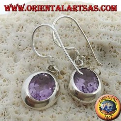 Boucles d'oreilles en argent avec améthyste ovale à facettes naturelle sur un bord lisse