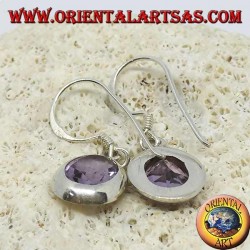 Boucles d'oreilles en argent avec améthyste ovale à facettes naturelle sur un bord lisse