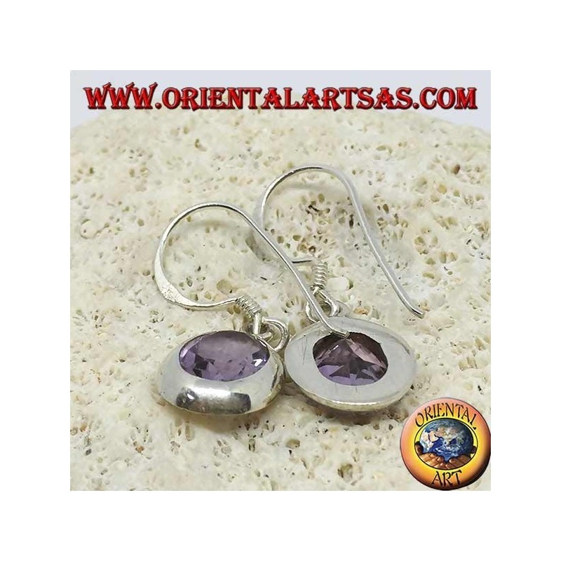 Boucles d'oreilles en argent avec améthyste ovale à facettes naturelle sur un bord lisse