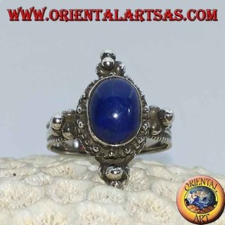 Silberring mit ovalem Lapislazuli, umgeben von Punkten