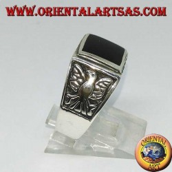 Anillo de plata con ónix rectangular y águilas en bajorrelieve en ambos lados.