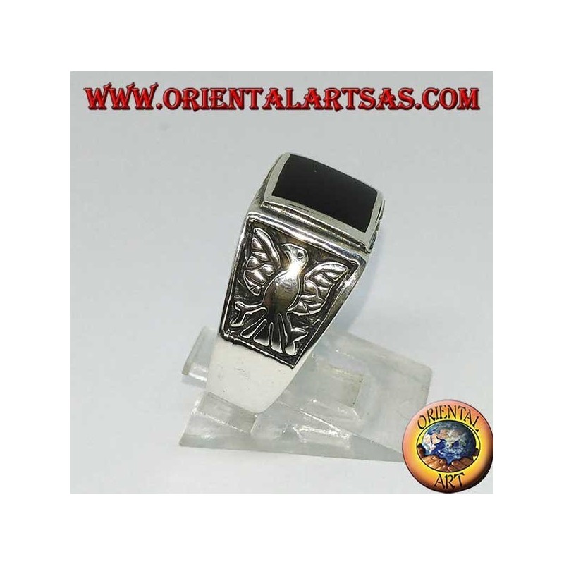 Bague en argent avec onyx rectangulaire et aigles en bas-relief des deux côtés
