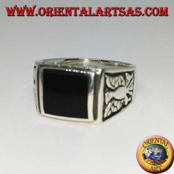 Bague en argent avec onyx rectangulaire et aigles en bas-relief des deux côtés