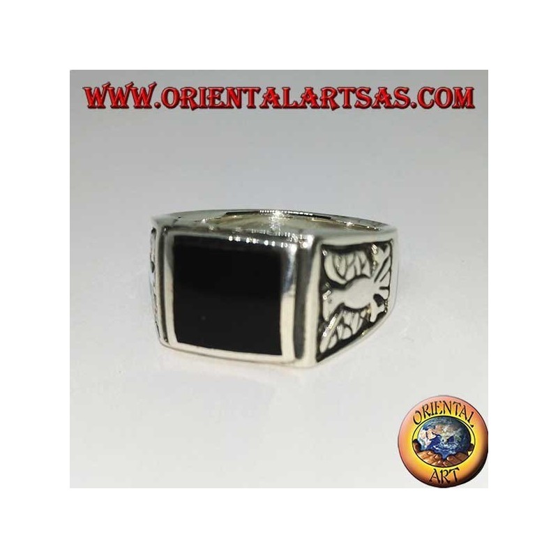 Anello in argento con onice rettangolare ed aquile a bassorilievo su entrambi i lati