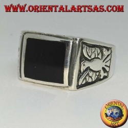 Anillo de plata con ónix rectangular y águilas en bajorrelieve en ambos lados.
