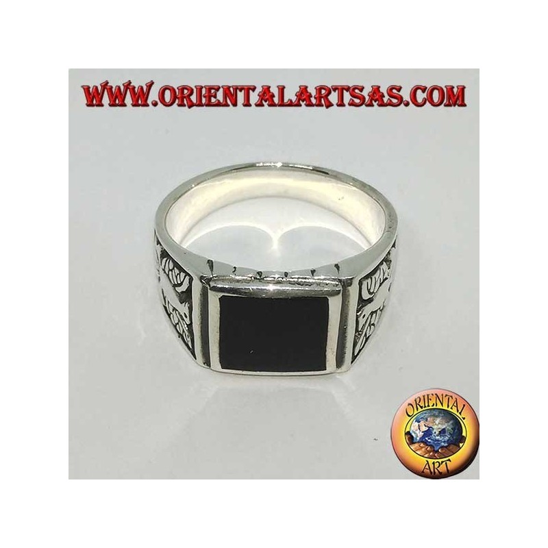 Bague en argent avec onyx rectangulaire et aigles en bas-relief des deux côtés