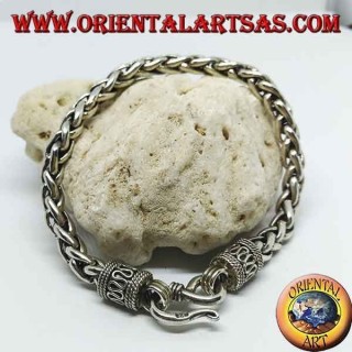 Pulsera de plata con anillos entrelazados, sección cuadrada.