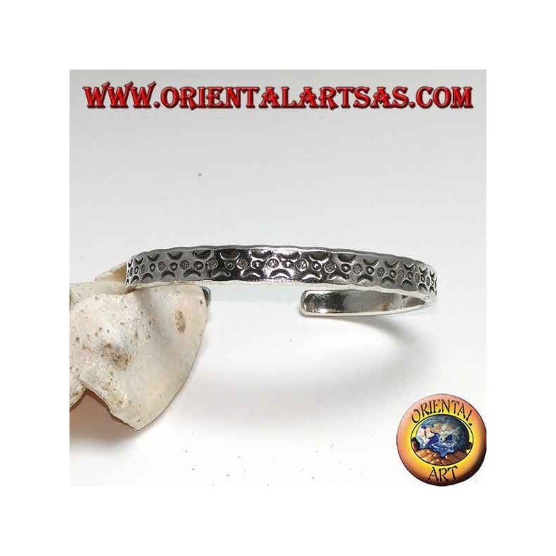 Pulsera rígida en plata, con incisiones de lunas artificiales.