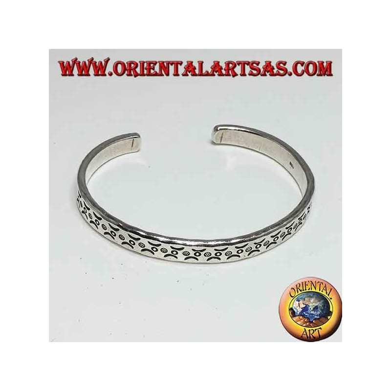 Steifes Armband in Silber, mit schlagenden Einschnitten von künstlichen Monden