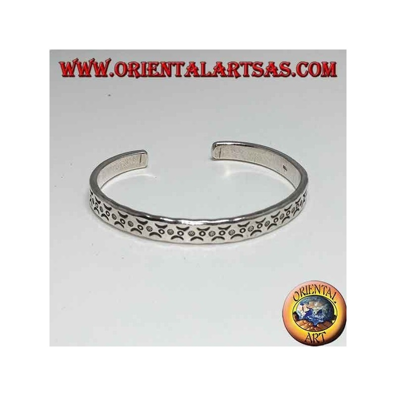 Bracciale rigido in argento, con incisioni a battitura di lune contraposte