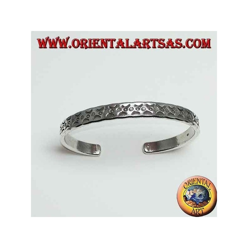 Pulsera rígida en plata, con incisiones de lunas artificiales.