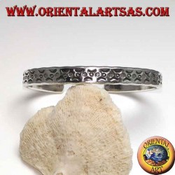 Pulsera rígida en plata, con incisiones de lunas artificiales.