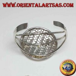 Brazalete plateado, escudo redondo con bandas entrelazadas