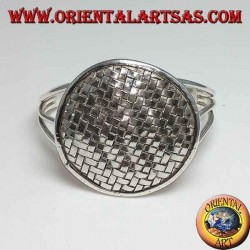 Brazalete plateado, escudo redondo con bandas entrelazadas