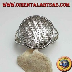 Brazalete plateado, escudo redondo con bandas entrelazadas
