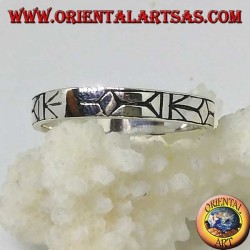 Silver band ring engraved with darts
