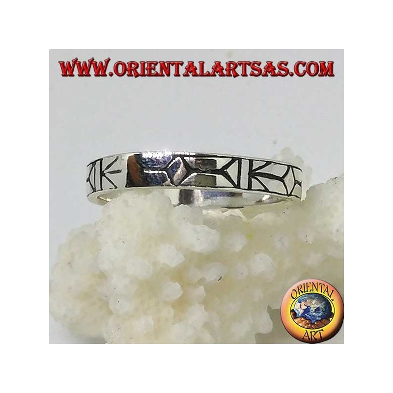 Silver band ring engraved with darts