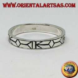 Silver band ring engraved with darts