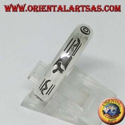 Anillo con banda de plata grabado con símbolos aborígenes