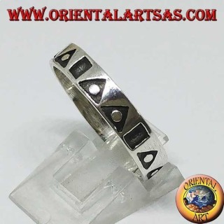 Anillo de plata con triángulos y cuadrados huecos
