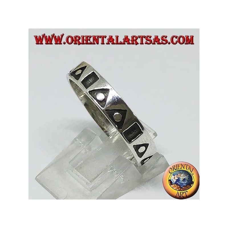 Anillo de plata con triángulos y cuadrados huecos