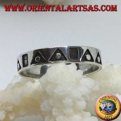 Anillo de plata con triángulos y cuadrados huecos