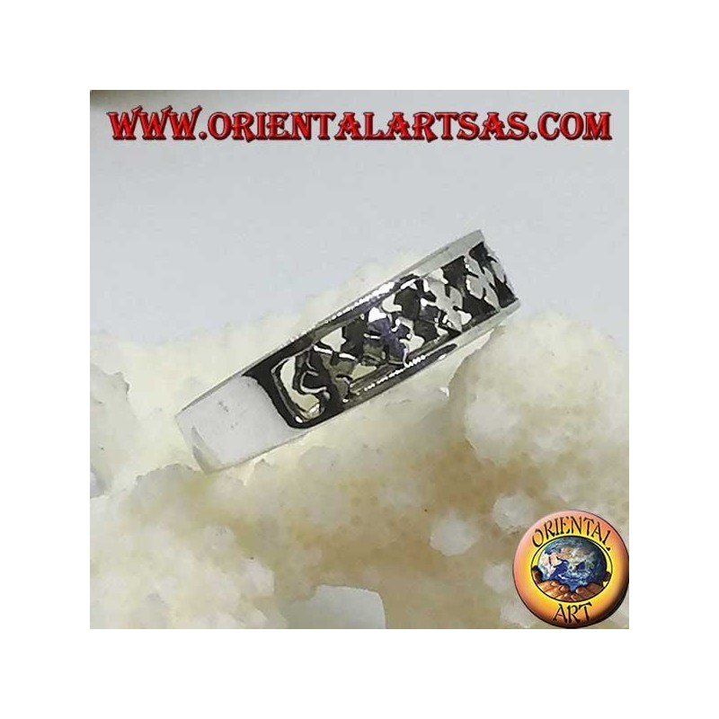 Anillo de plata con tréboles de cuatro hojas estilizados tallados