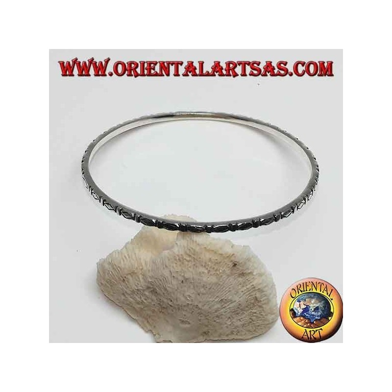 Pulsera de anillo de plata, con rombos tallados.