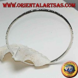 Pulsera de anillo de plata, con rombos tallados.