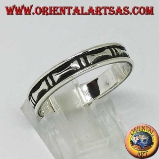 Anello a fedina in argento con osse a bassorilievo scavati