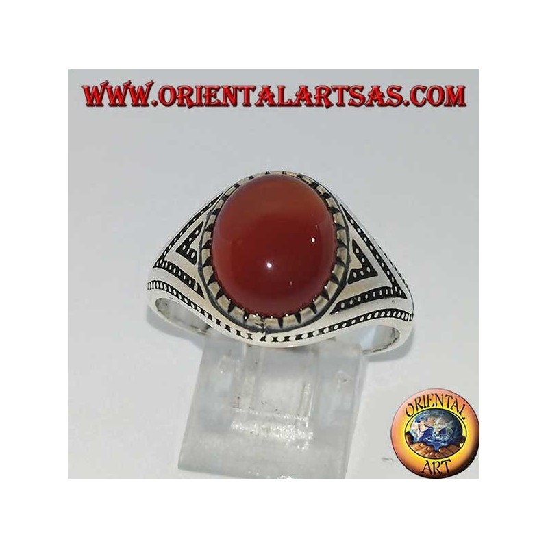 Anillo de plata con cornalina ovalada engastada con triángulos y decoraciones de puntos laterales.