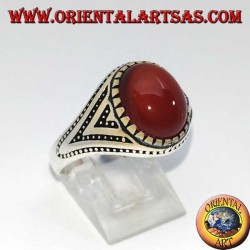 Anello in argento con corniola ovale incastonata ad triangolini e decorazioni laterali a puntini
