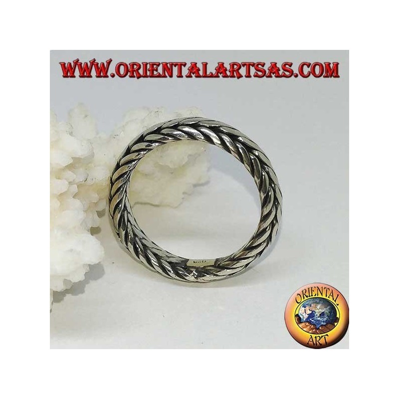 Anillo de plata con banda tejida a mano.