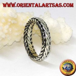Anillo de plata con banda tejida a mano.