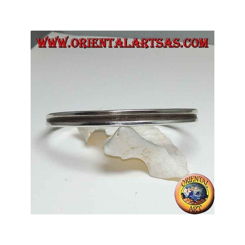 Bracelet rigide en argent avec une ligne en creux au centre