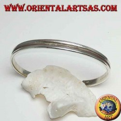 Starre Silberarmband mit einer ausgehöhlten Linie in der Mitte