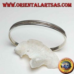 Pulsera rígida de plata con una línea hueca en el centro.