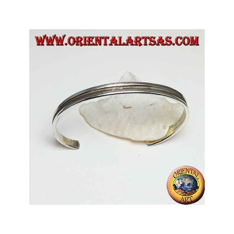 Bracciale in argento rigido con un rigo incavato al centro