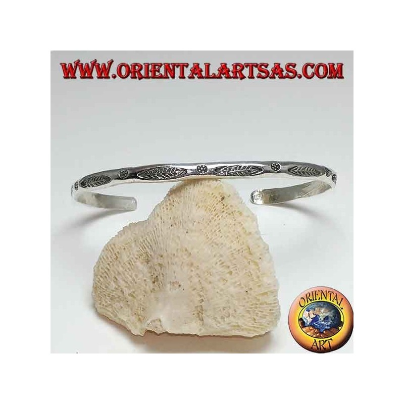 Rigid silver bracelet, with engravings handmade by Karen