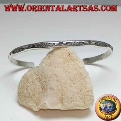 Pulsera rígida de plata, con grabados hechos a mano por Karen