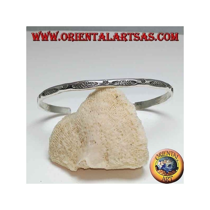 Bracciale in argento rigido, con incisioni fatto a mano dai Karen