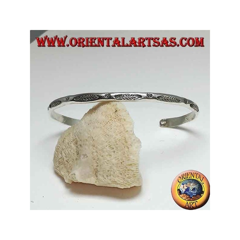 Bracciale in argento rigido, con incisioni fatto a mano dai Karen